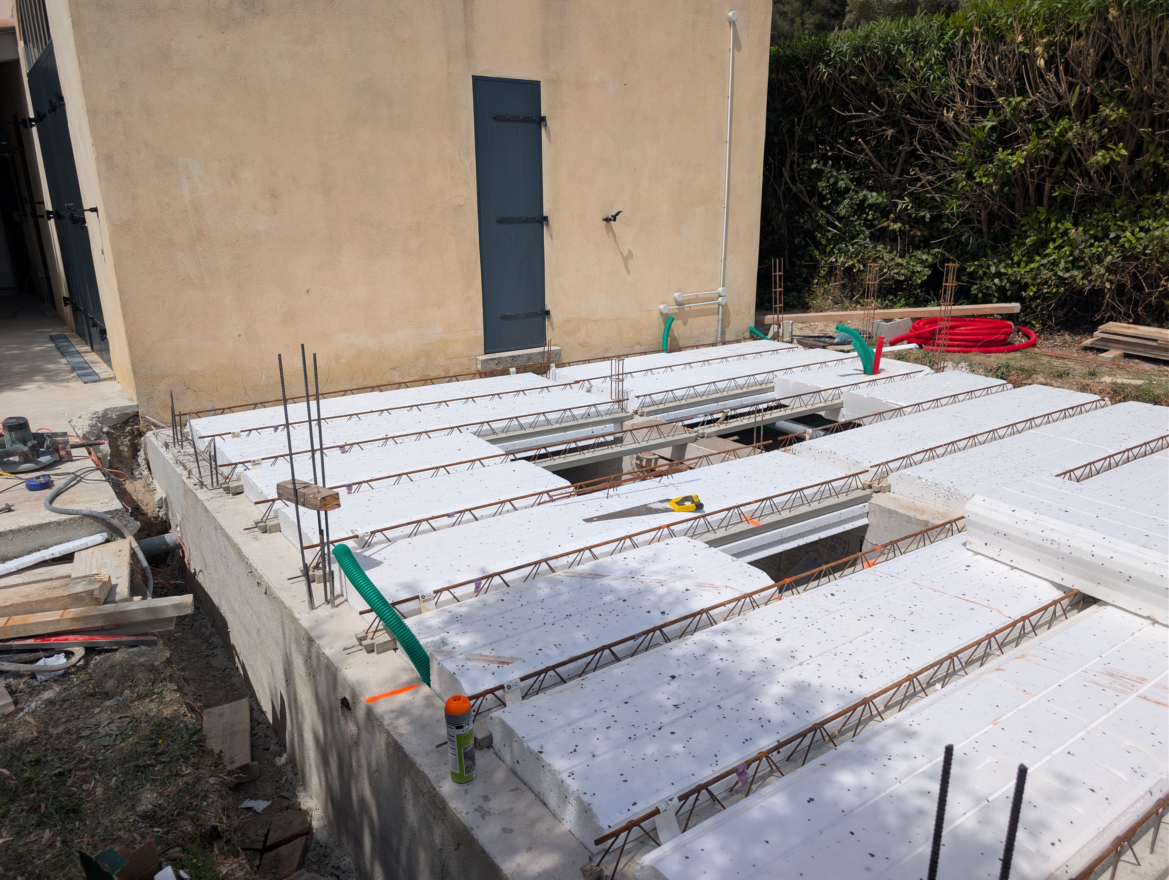 Plancher hourdis avec ferraillage en cours de coulage — dalle béton pour extension dans le Var par Provence Bati Travaux